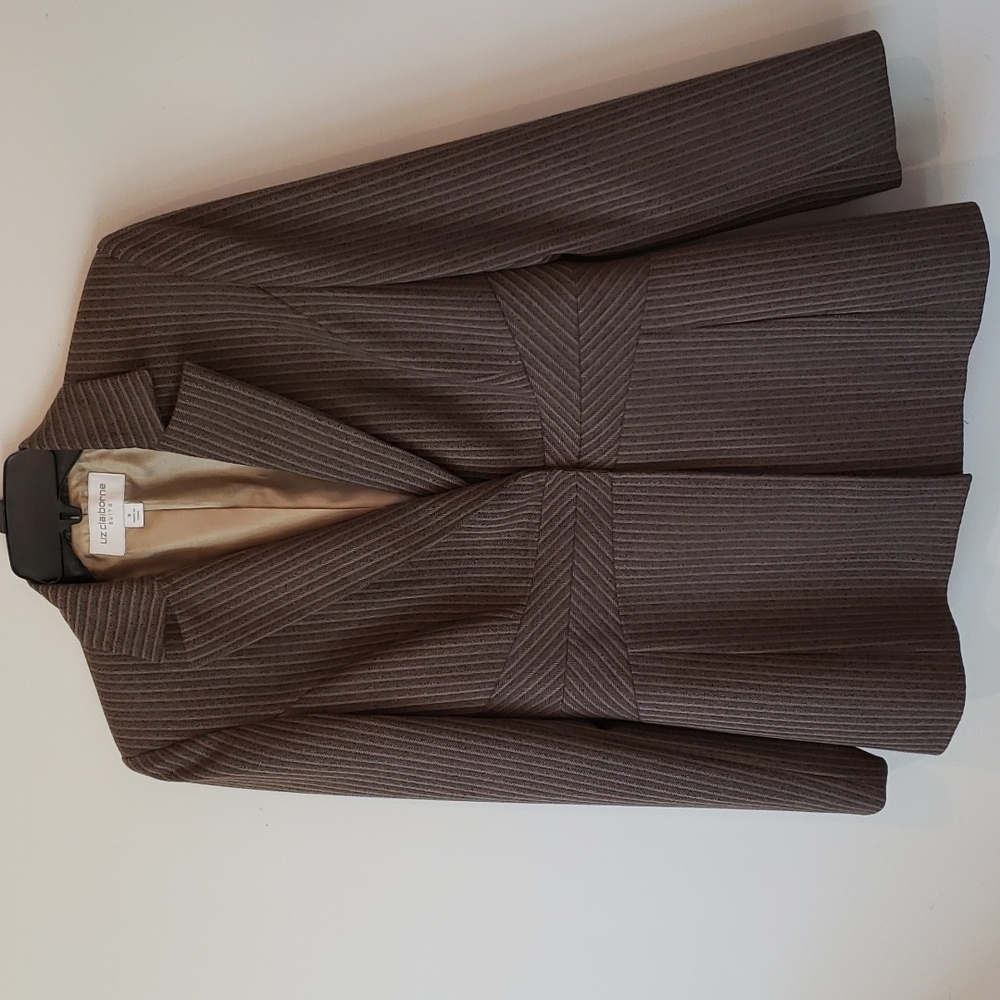 Liz Claiborne Women's Pants Suit. Size 8. Brown/Tan.